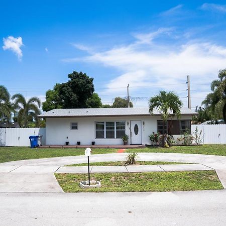 Light & Cozy House In Pompano Beach - Bbq, Patio, Parking Exterior photo