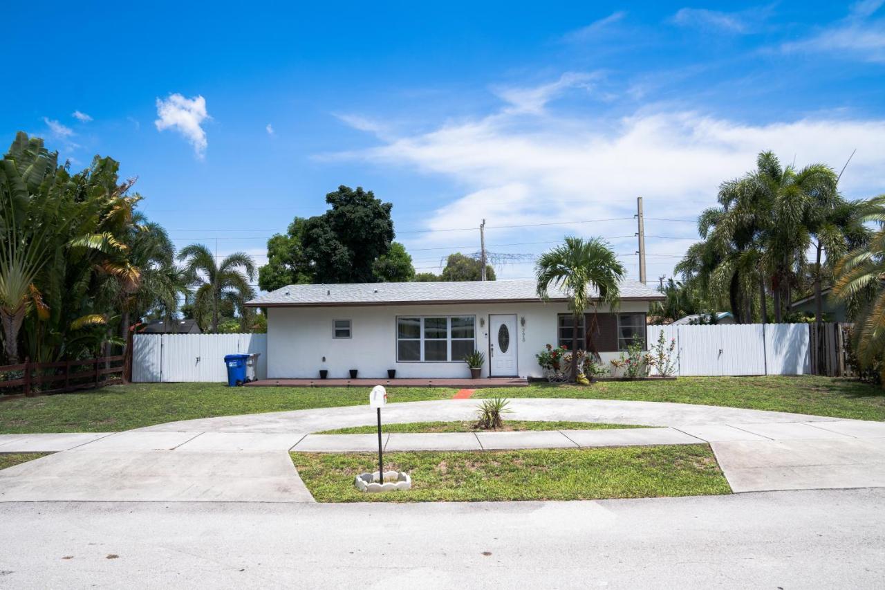 Light & Cozy House In Pompano Beach - Bbq, Patio, Parking Exterior photo